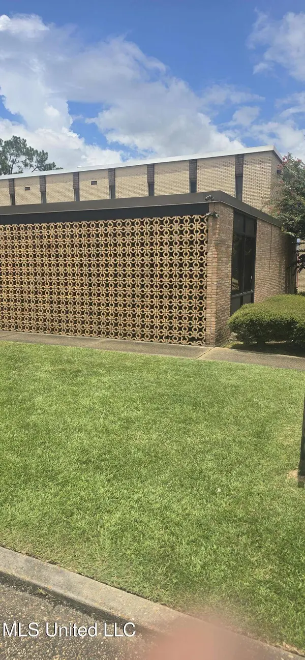 4515 Office Park Drive, Jackson, MS 39206