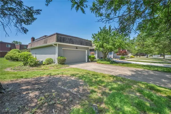 19221 Briarwood LN #6-1, Strongsville, OH 44149