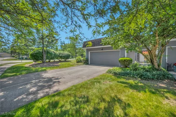 19221 Briarwood LN #6-1, Strongsville, OH 44149