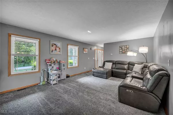 1376 Evelyn LN, Akron, OH 44306