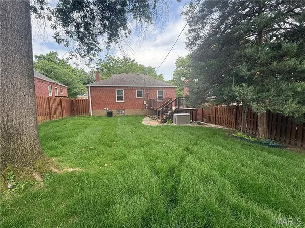 1518 Salem Hills DR, St Louis, MO 63119