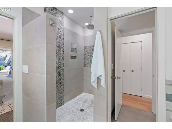 1127 NW IRVING ST, Portland, OR 97209