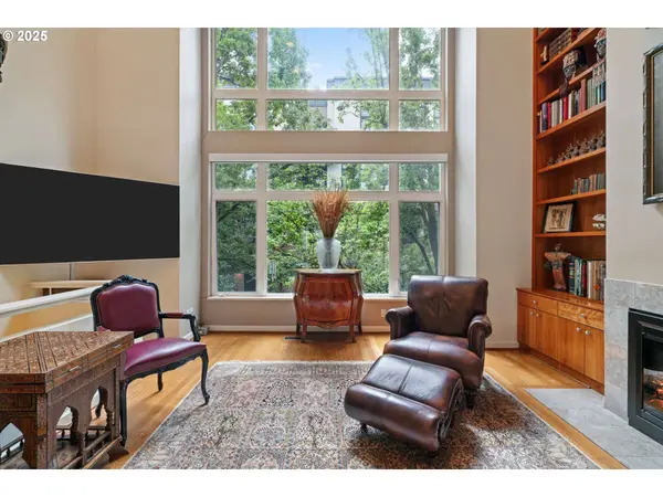 1135 NW IRVING ST, Portland, OR 97209