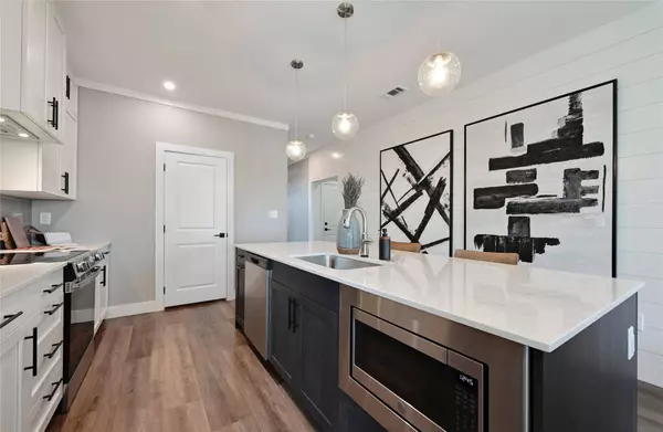 2017 Applewood DR, Lockhart, TX 78644