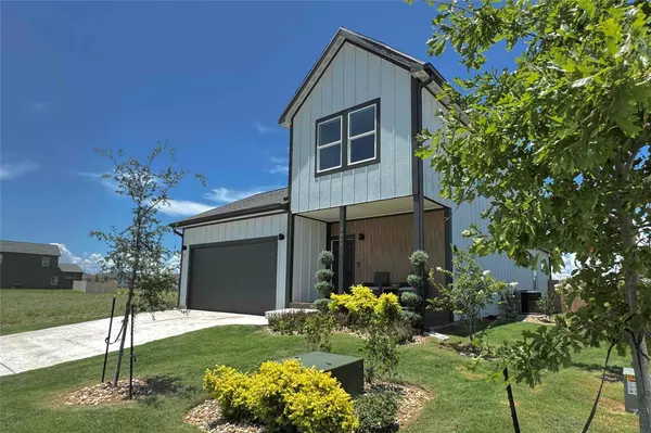 2017 Applewood DR, Lockhart, TX 78644