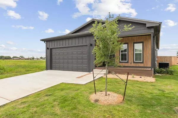 2028 Applewood DR, Lockhart, TX 78644