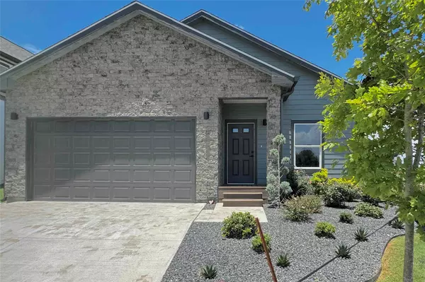 2015 Applewood DR, Lockhart, TX 78644