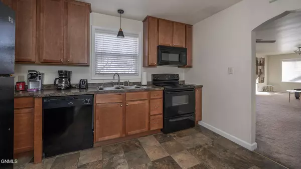 830 N 17th ST, Bismarck, ND 58501