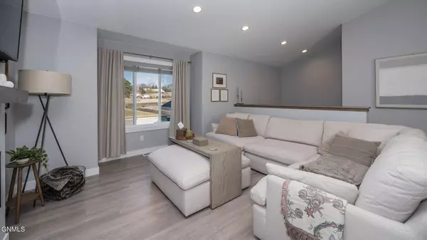 5321 Titanium DR, Bismarck, ND 58503