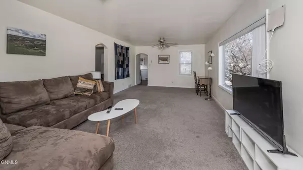 830 N 17th ST, Bismarck, ND 58501