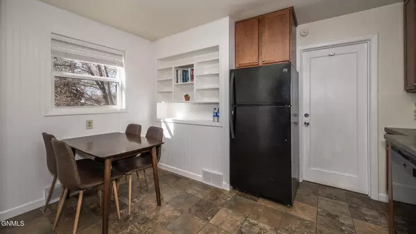 830 N 17th ST, Bismarck, ND 58501