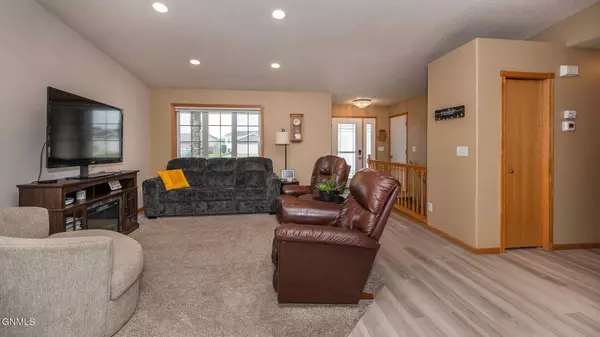 4506 Chamberlain DR, Bismarck, ND 58503