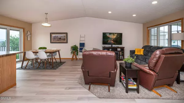 4506 Chamberlain DR, Bismarck, ND 58503