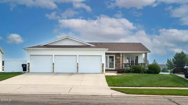 4506 Chamberlain DR, Bismarck, ND 58503