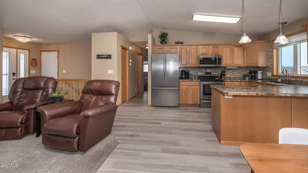 4506 Chamberlain DR, Bismarck, ND 58503