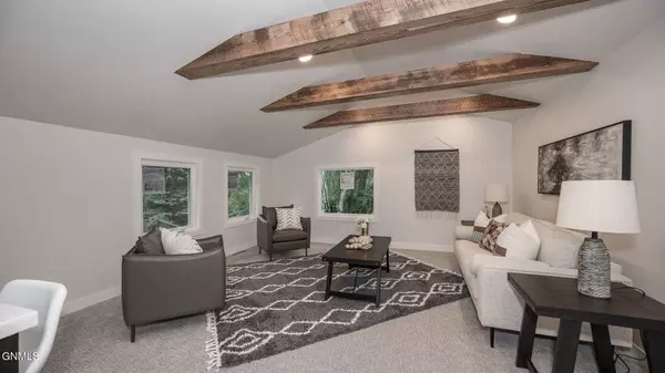 1024 Crescent LN, Bismarck, ND 58501