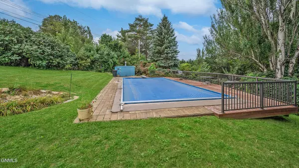 1024 Crescent LN, Bismarck, ND 58501