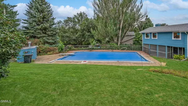 1024 Crescent LN, Bismarck, ND 58501