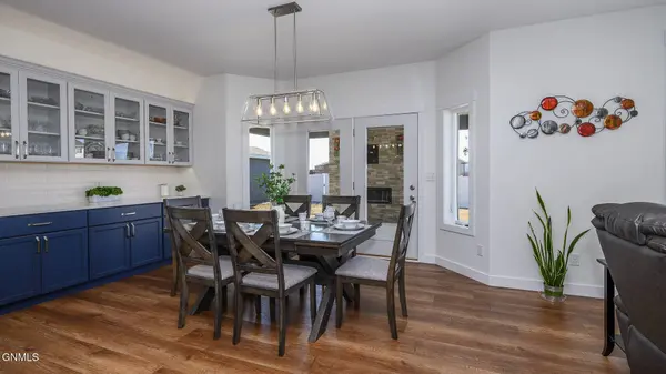 411 Live Oak LN, Bismarck, ND 58504