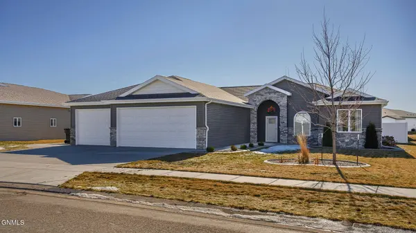 411 Live Oak LN, Bismarck, ND 58504
