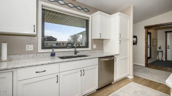 3532 Kingsford DR, Bismarck, ND 58504