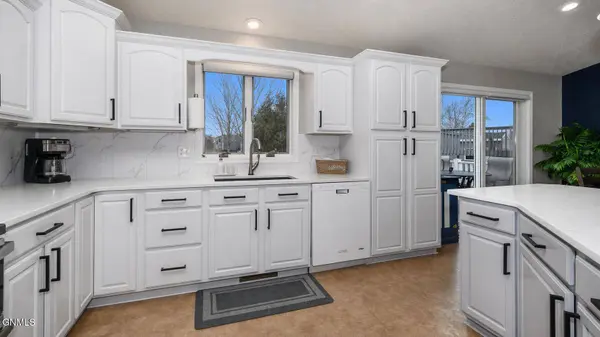 2245 Lacorte LOOP, Bismarck, ND 58503