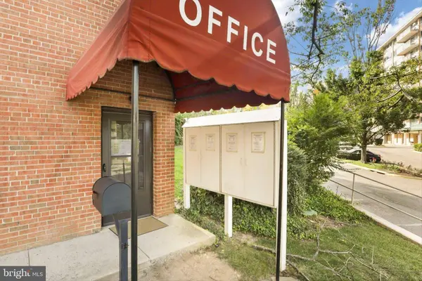 3300 S 28TH ST #404, Alexandria, VA 22302