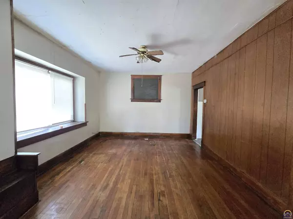 318 SW 14th ST, Topeka, KS 66612