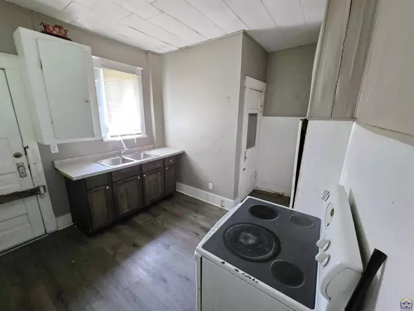 318 SW 14th ST, Topeka, KS 66612