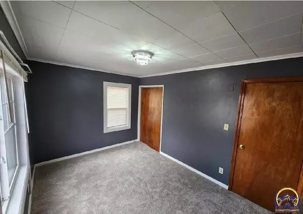 905 SE 33rd ST, Topeka, KS 66605