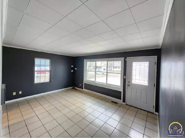 905 SE 33rd ST, Topeka, KS 66605