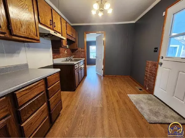 905 SE 33rd ST, Topeka, KS 66605