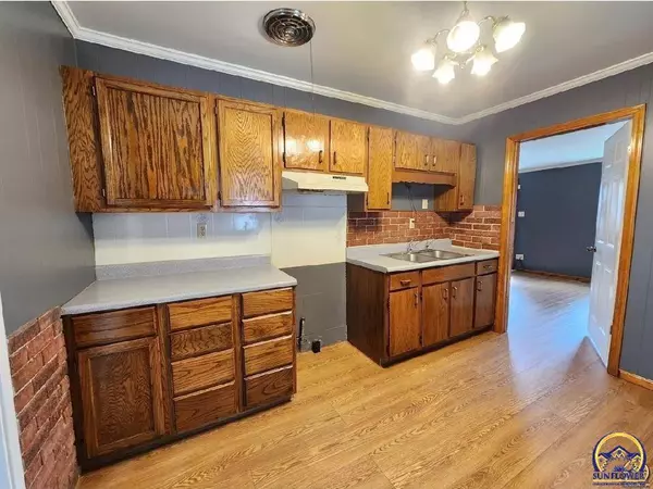 905 SE 33rd ST, Topeka, KS 66605