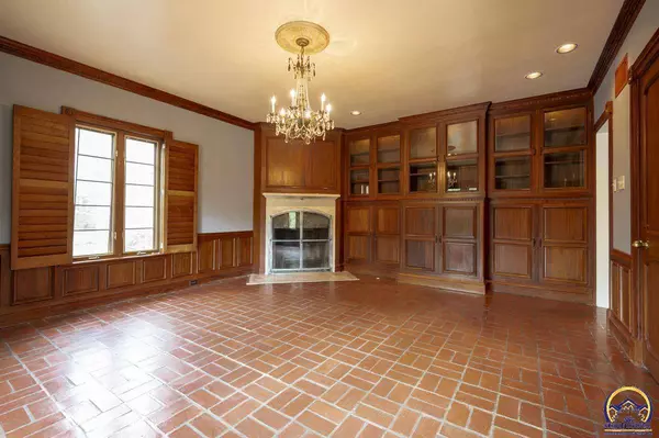 1533 SW Stratford RD, Topeka, KS 66604