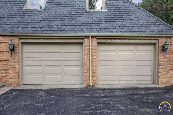 1533 SW Stratford RD, Topeka, KS 66604