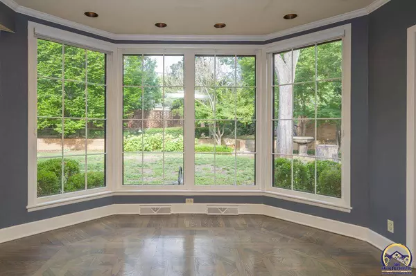 1533 SW Stratford RD, Topeka, KS 66604