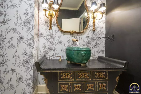 1533 SW Stratford RD, Topeka, KS 66604