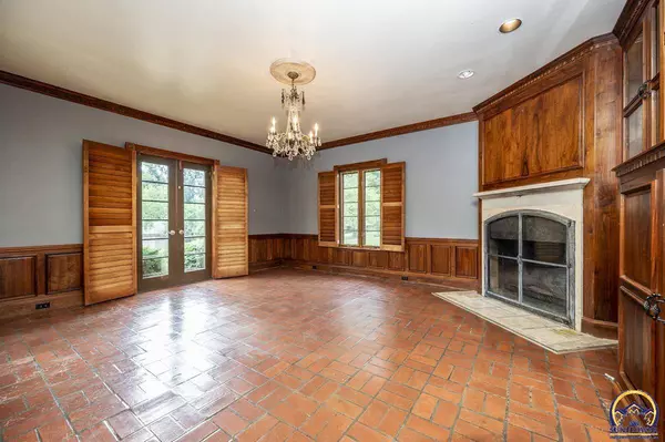 1533 SW Stratford RD, Topeka, KS 66604