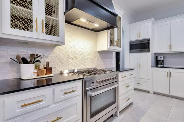 307 Harvest Creek Ln, Lafayette, LA 70508-5862