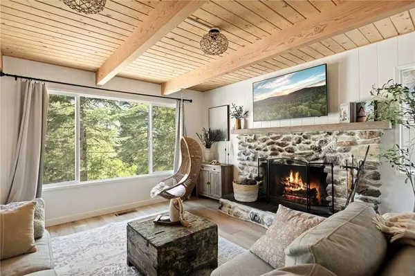 325 Primrose CIR, Lake Arrowhead, CA 92352