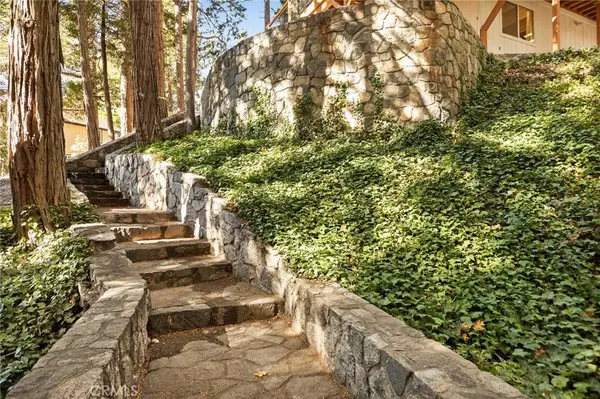 300 Pioneer, Lake Arrowhead, CA 92352