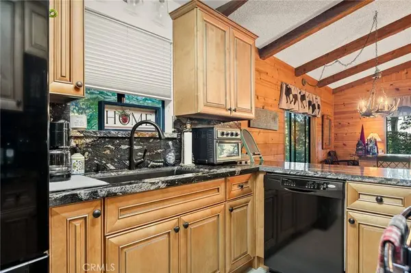 824 Oakmont LN, Lake Arrowhead, CA 92352