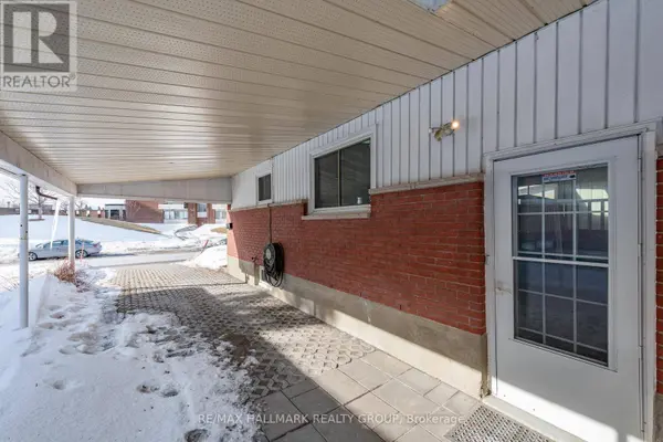 2223 HALIFAX DRIVE, Ottawa, ON K1G2W4