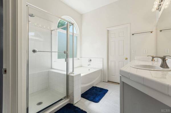 916 W Windsor Drive, Hanford, CA 93230
