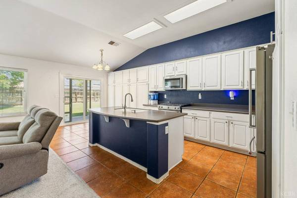 916 W Windsor Drive, Hanford, CA 93230