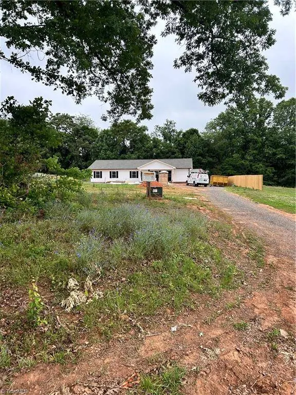 1013 Blue Dan LN, Yadkinville, NC 27055