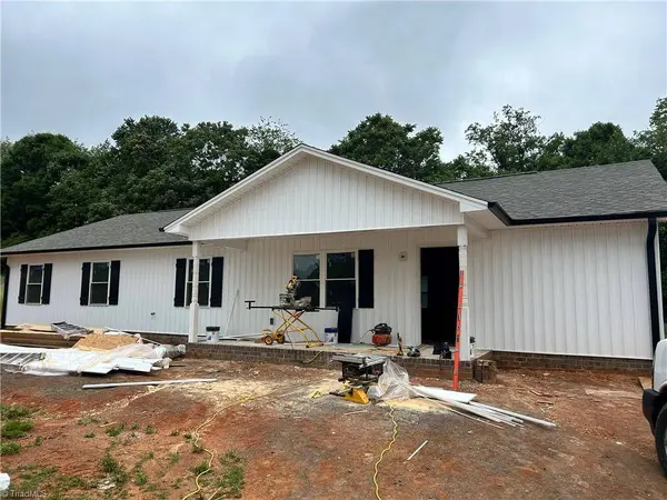 1013 Blue Dan LN, Yadkinville, NC 27055