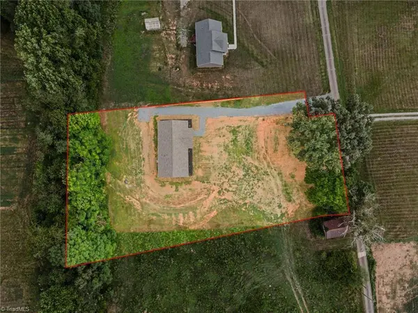 1013 Blue Dan LN, Yadkinville, NC 27055