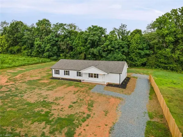 1013 Blue Dan LN, Yadkinville, NC 27055