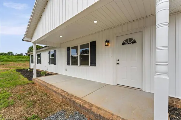 1013 Blue Dan LN, Yadkinville, NC 27055